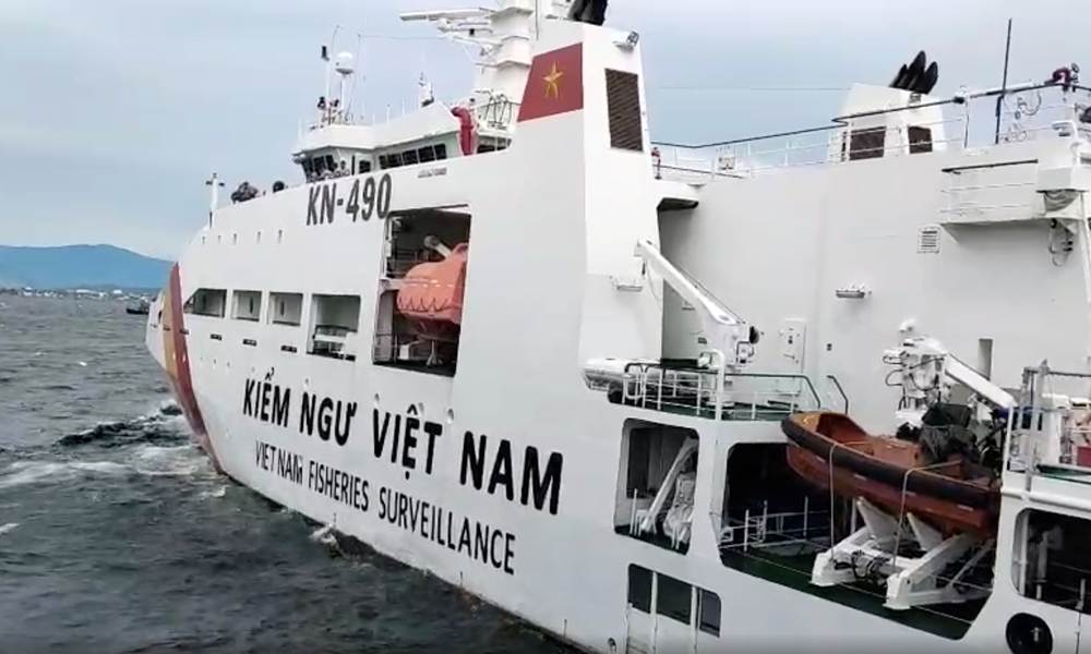 Lực lượng Kiểm ngư điều tàu tìm kiếm các ngư dân gặp nạn trên biển bởi bão số 9.